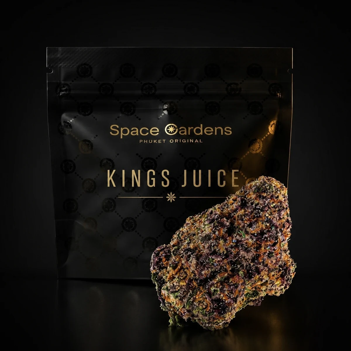 Шишка King's Juice рядом с фирменным пакетом Space Gardens